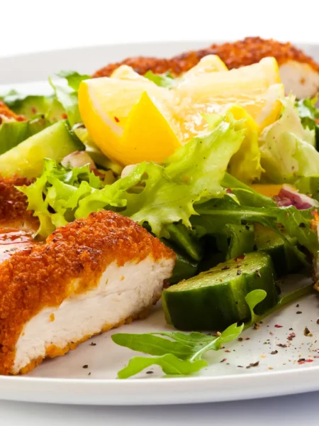 pueshki shnitsel varhu salata ot krastavici
