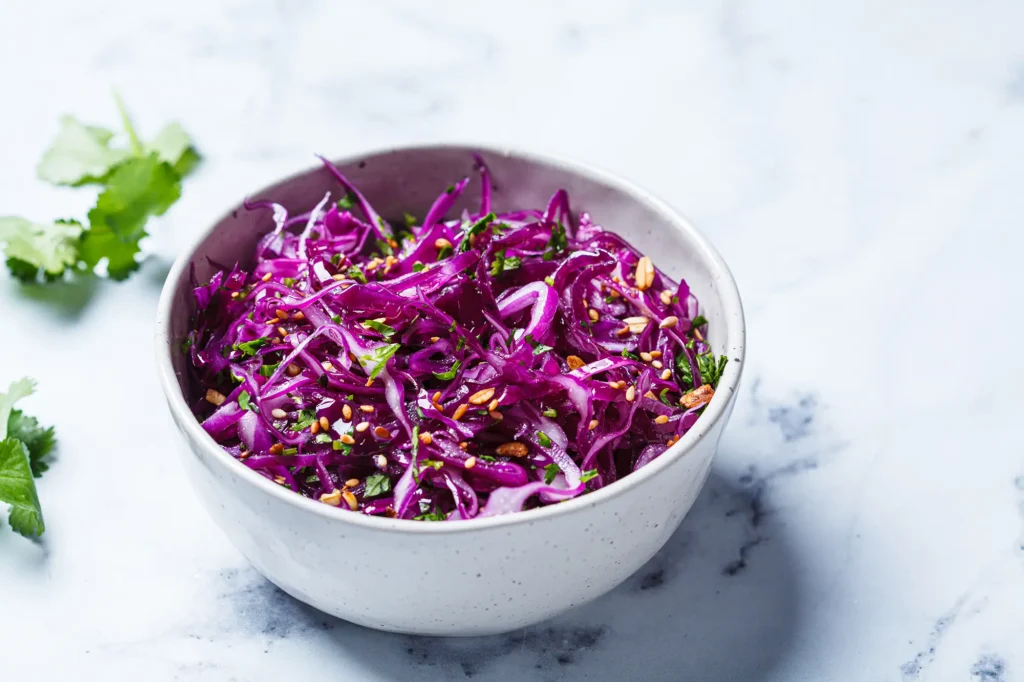 salata cherveno zele avokado