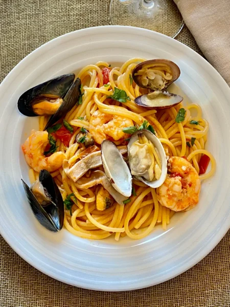 spageti s morski darove