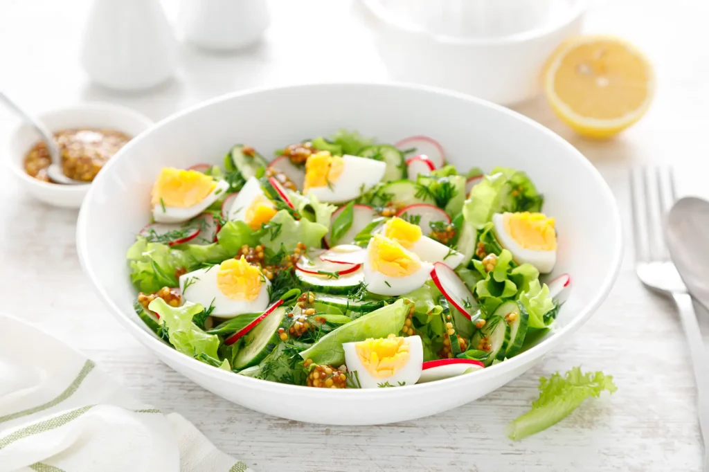 zelena salata s repichki i vareno iaice