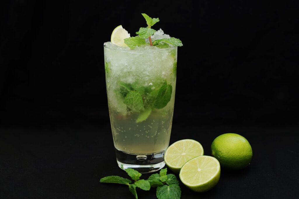 Коктейл Куийнс Парк Суизъл (Queen’s Park Swizzle)