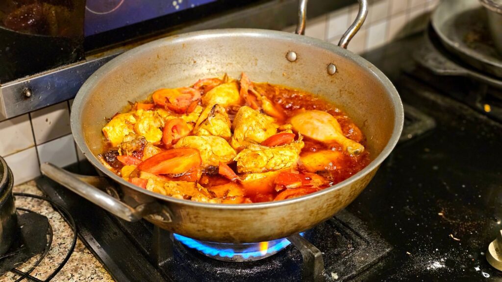 Задушено пиле с вкусен сос