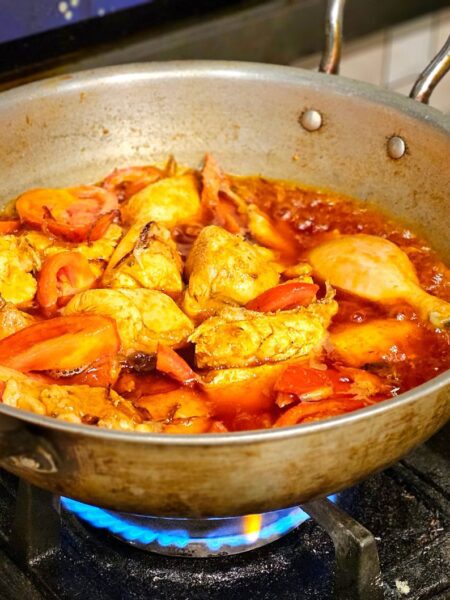 Задушено пиле с вкусен сос