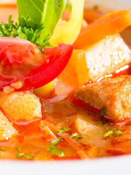 Солена риба яхния с моркови