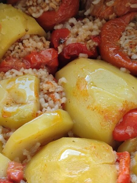 Червени домати, пълнени с ориз