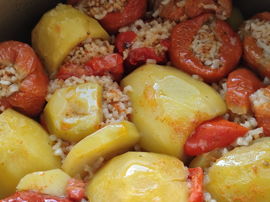 Червени домати, пълнени с ориз